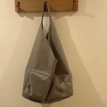 베이지 숄더백 사이드 포켓 포함