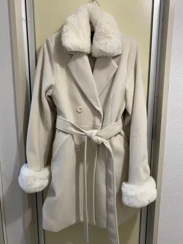 one way 퍼 달린 더블 브레스트 코트