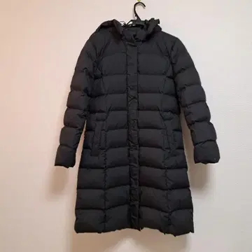 유니클로 블랙 다운 코트 후드 부착