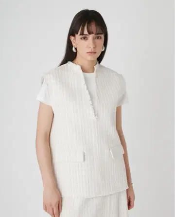 미라 오웬 깔끔함이 완성되는 트위드 베스트 화이트 계열