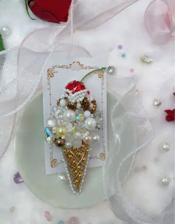 자수 비즈 브로치 소프트 크림