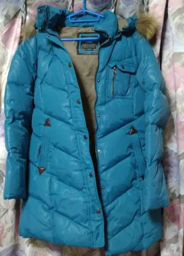 파란색 후드 부착 다운 자켓