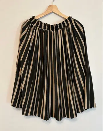 as know as 플리츠 스커트 블랙과 베이지 스트라이프