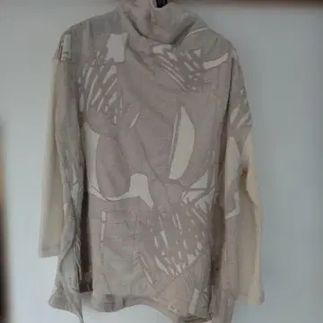 센소유니코 싹둑 베이지 추상 패턴 긴팔 상의