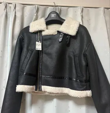 INGNI 블랙 숏 기장 숏 라이더 자켓 무스탕