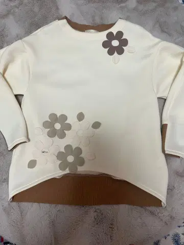 벨퍼치 꽃 모티브 맨투맨