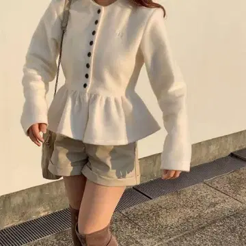 Bibiy 페플럼 가디건 화이트