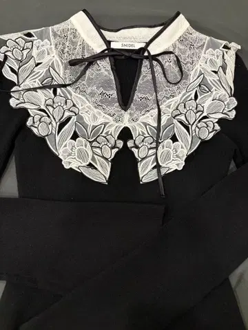 [ SNIDEL ] 자수 레이스 원피스 BLACK