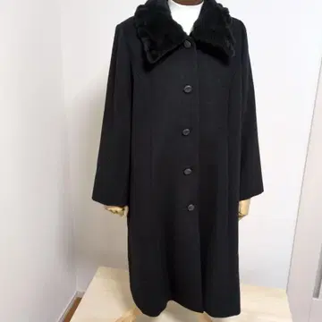 퍼 달린 블랙 롱 코트