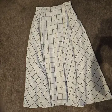 LE PHIL 화이트 체크 무늬 플레어 스커트