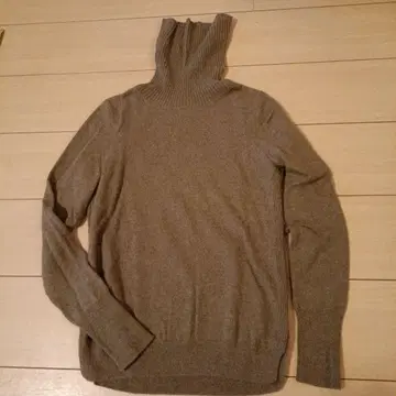 새상품급 UNIQLO 캐시미어 100 긴팔 터틀넥 모카 브라운 M 사이즈