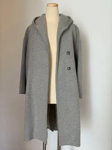 마르티니크 라이트 그레이 후드 부착 롱 코트