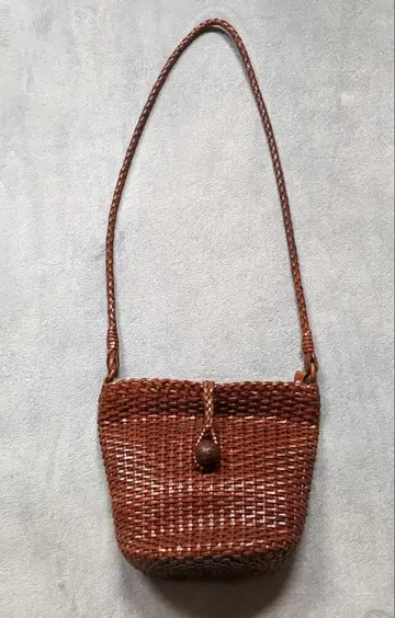 브라운 가죽 꼬임 숄더백