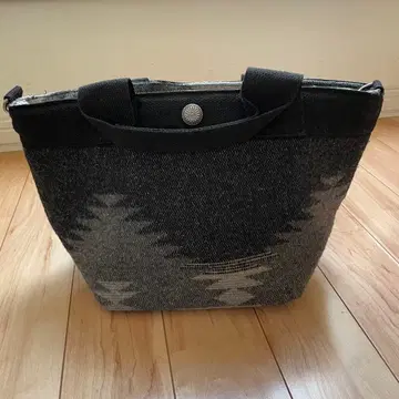 울 소재 토트백 블랙과 그레이