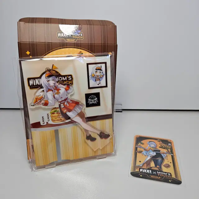 니케 맘스터치 콜라보 스노우화이트 아크릴 스탠드 + 나유타 포카