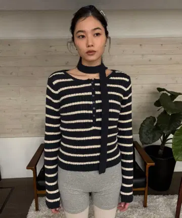 FUULLY STUDIO 내로우 타이 헨리넥 니트