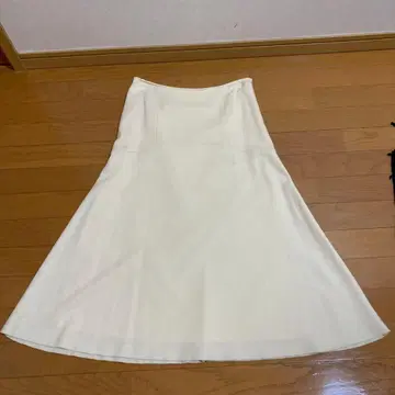 아이보리 플레어 롱 스커트