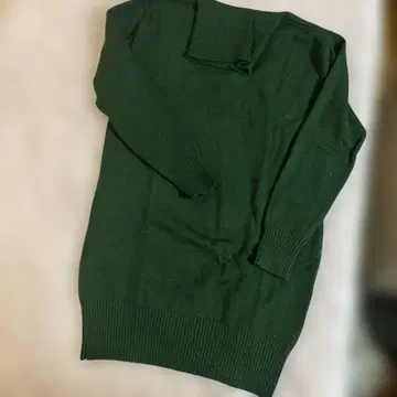 다크 그린 터틀넥 스웨터