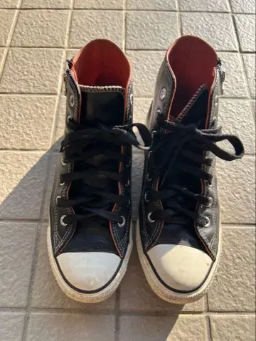 지퍼 달린 블랙 하이컷 스니커즈