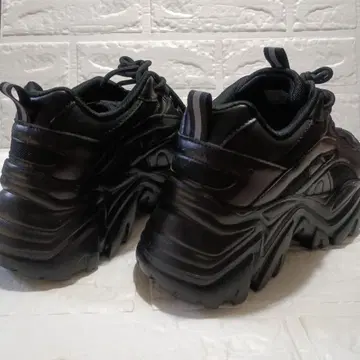 미사용 새상품 블랙 스포츠 스니커즈 통굽 10cm 사이즈 M