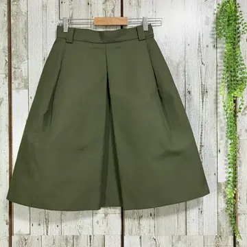 맥피 투모로우랜드 새상품급 일본제 스커트 미디 기장 38 그린