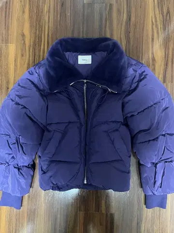 퍼가 달린 퍼플 다운 자켓