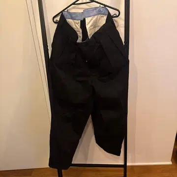 BEAMS PLUS 투 플리츠 치노 트라우저 블랙