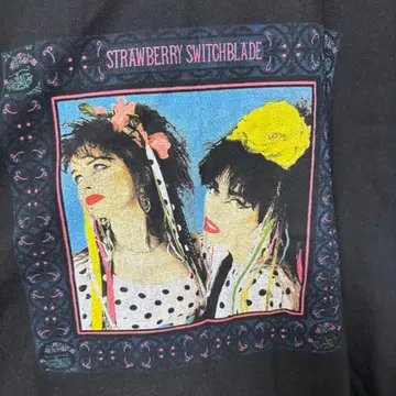 Strawberry Switchblade T셔츠 블랙