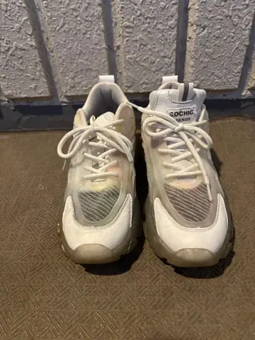 메쉬 어퍼 스니커즈 화이트