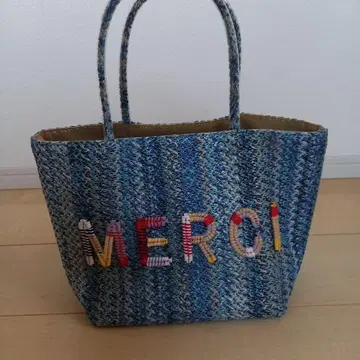 파란색 MERCI 자수 바스켓백