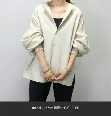 아레타비타 뒷단추 소매 셔링 블라우스