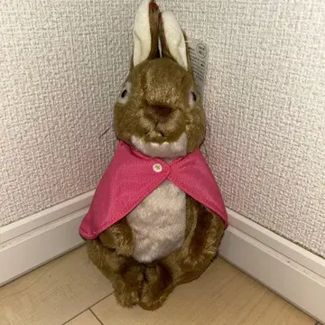 플롭시 핑크 숄을 착용한 브라운 토끼 봉제 인형