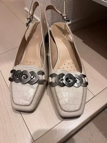 GEOX 베이지 슬링백 펌프스