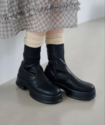 kasutane 블랙 가죽 숏부츠 통굽