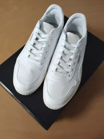 PUMA 화이트 플랫폼 스니커즈