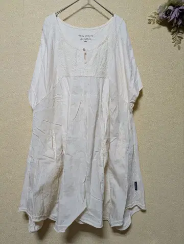 D.STORE'S 화이트 반팔 튜닉 레이스 패치워크 돼지 자수