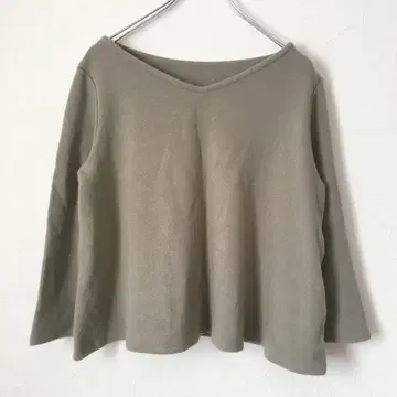 카키 숏 기장 올리브 무지 V넥 프릴 얇은 소재 상의