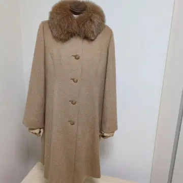 퍼 카라 부착 베이지 롱 코트