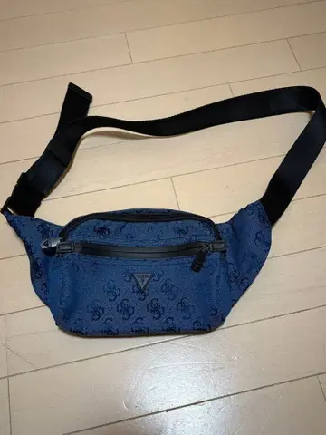 GUESS 바디백 다크 블루