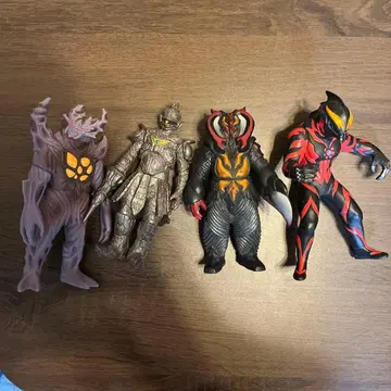 울트라맨 시리즈 괴수 피규어 4체 세트