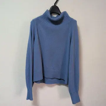 [새상품급] 스트로베리 필드 터틀넥 스웨터 라이트 블루