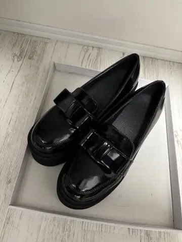 bubbles 리본 포함 블랙 통굽 로퍼