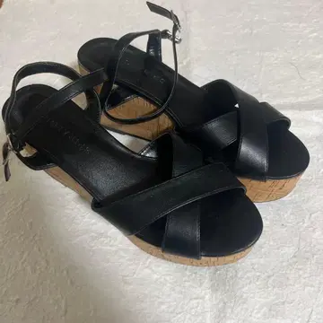 SPIRAL GIRL 블랙 크로스 스트랩 샌들 힐