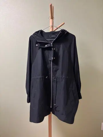 블랙 후드 부착 마운틴 파카 JEANASIS