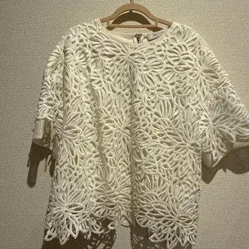 어도어 화이트 레이스 상의