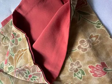 코몬 기모노 베이지와 빨간색 꽃무늬