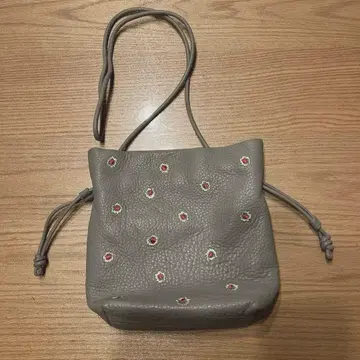 BEAURE 카우 가죽 숄더백 꽃무늬 자수