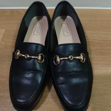 히미코 RAIN 블랙 금장 장식 로퍼