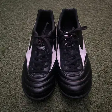 축구화 블랙/화이트