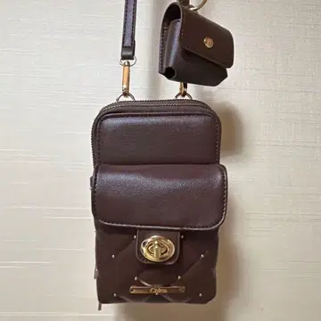 Chico 치코 퀼팅 스마트폰 숄더백 브라운